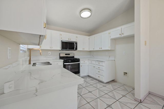 2157 Dandelion Avenue, Tulare, CA 93274