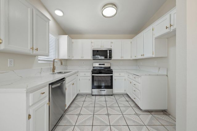 2157 Dandelion Avenue, Tulare, CA 93274