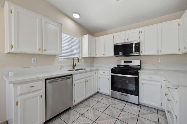 2157 Dandelion Avenue, Tulare, CA 93274