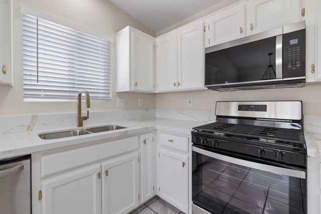 2157 Dandelion Avenue, Tulare, CA 93274