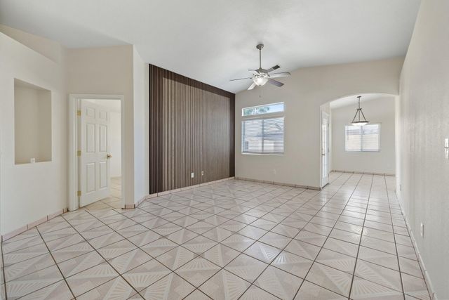2157 Dandelion Avenue, Tulare, CA 93274