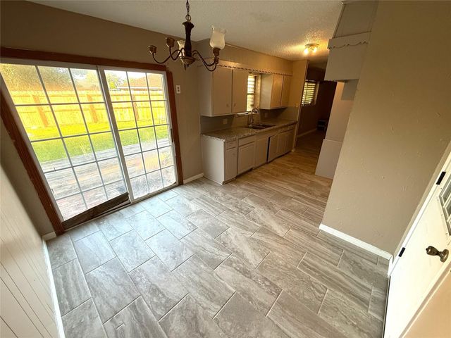 2320 14th Avenue N, Texas City, TX 77590