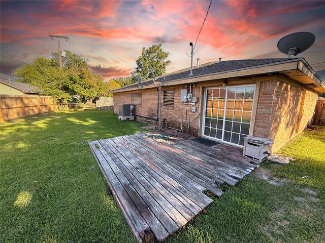 2320 14th Avenue N, Texas City, TX 77590