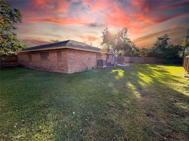 2320 14th Avenue N, Texas City, TX 77590