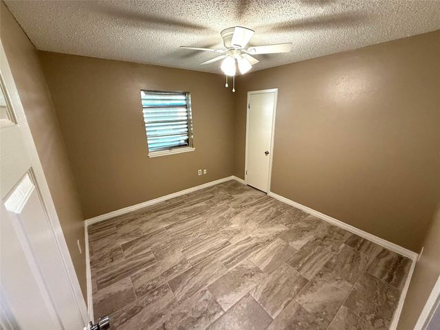 2320 14th Avenue N, Texas City, TX 77590