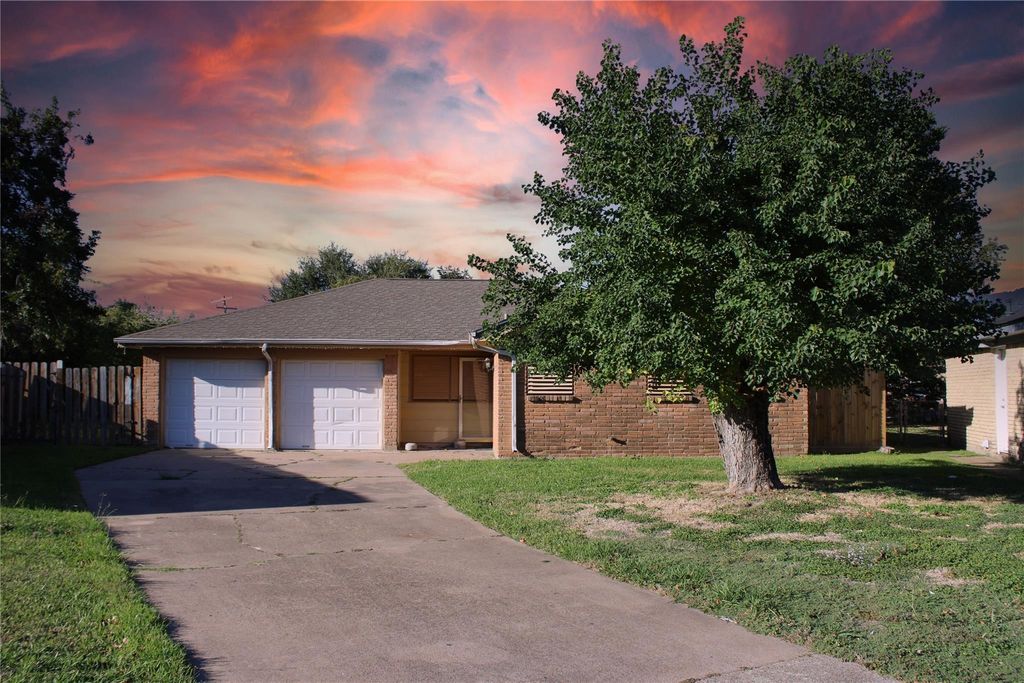 2320 14th Avenue N, Texas City, TX 77590