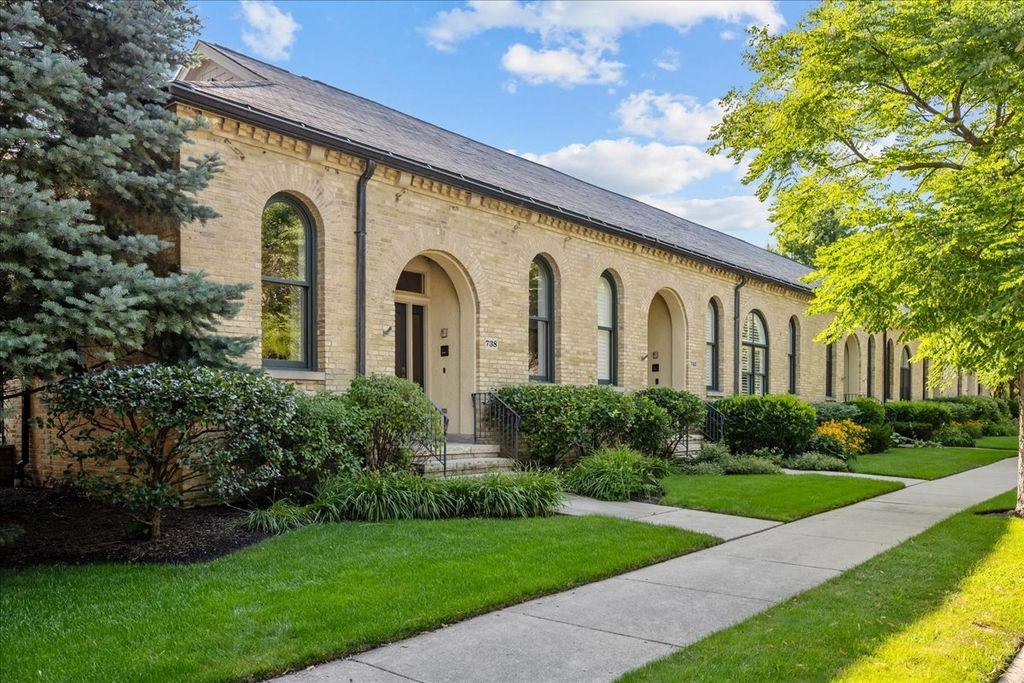 738 Lyster Road, Highwood, IL 60040