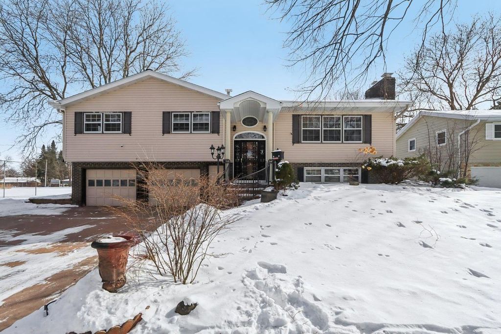 1717 Wicklow Way, Madison, WI 53711