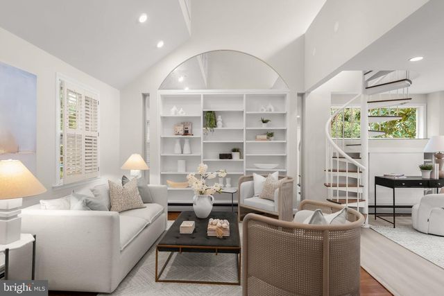 2800 FOXHALL RD NW, Washington, DC 20007