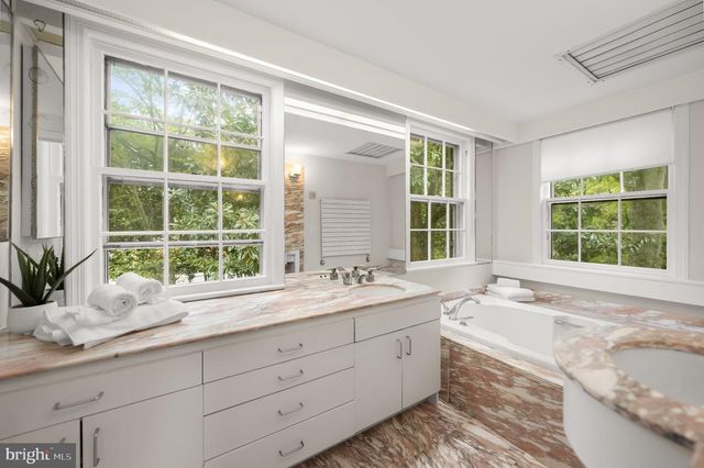 2800 FOXHALL RD NW, Washington, DC 20007
