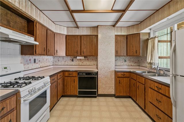 72 Frazier Ave, Mckees Rocks, PA 15136