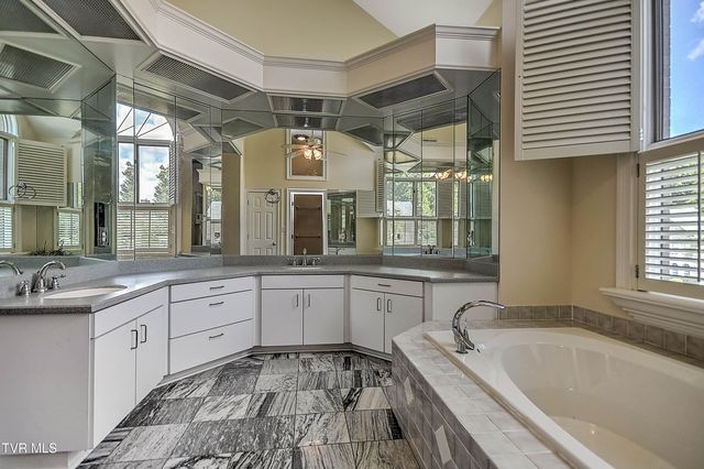 208 Park Ridge Court, Kingsport, TN 37664