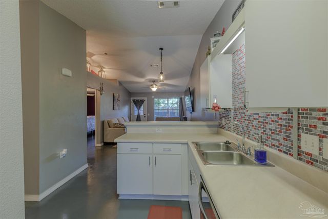 8139 Heirloom Dr, Pensacola, FL 32514