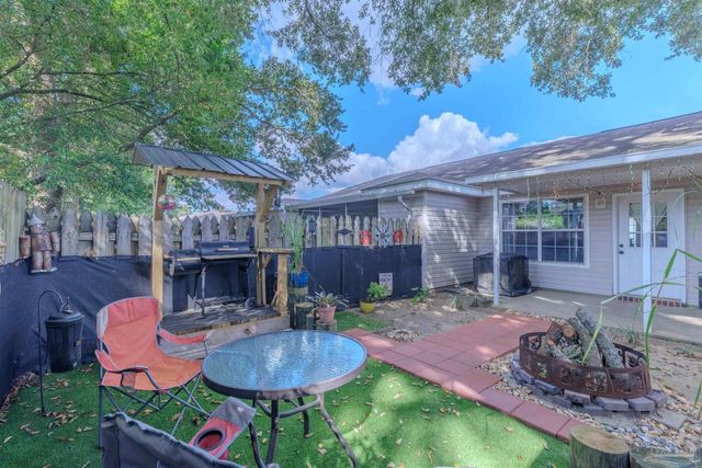 8139 Heirloom Dr, Pensacola, FL 32514