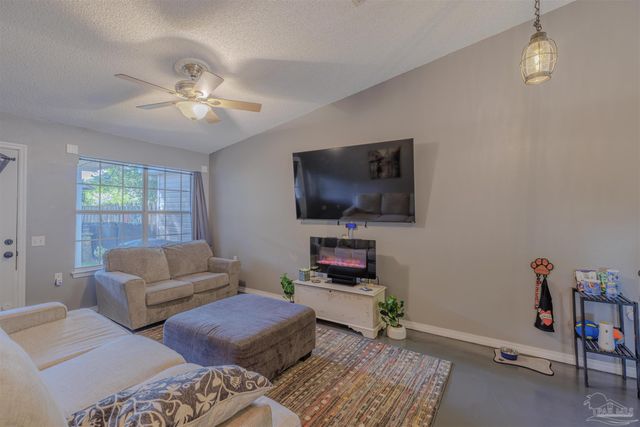 8139 Heirloom Dr, Pensacola, FL 32514