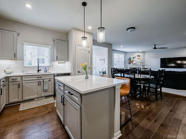 6040 FIELDSTONE Circle, South Lyon, MI 48178