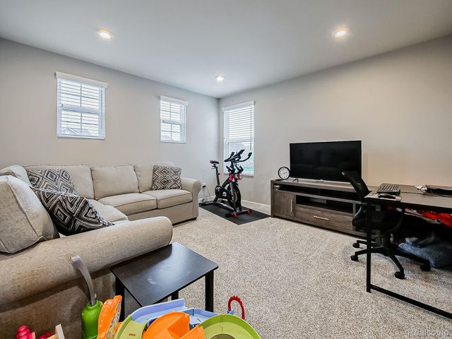 6040 FIELDSTONE Circle, South Lyon, MI 48178