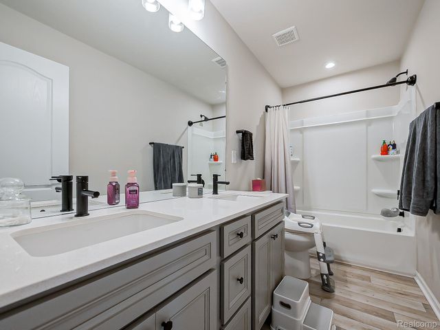 6040 FIELDSTONE Circle, South Lyon, MI 48178