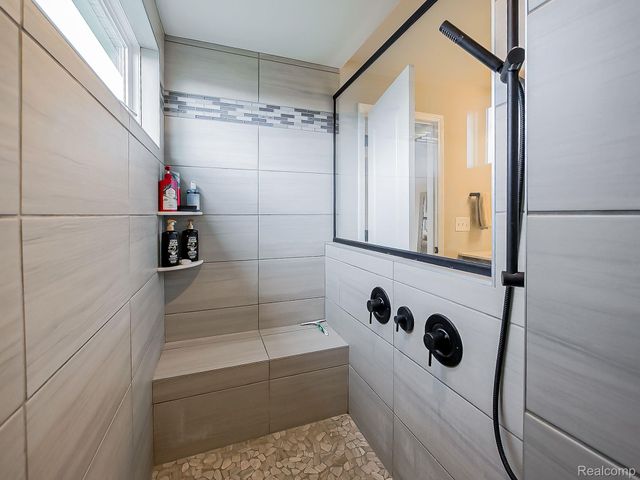 6040 FIELDSTONE Circle, South Lyon, MI 48178