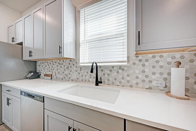 210 Mangold DR, Hutto, TX 78634