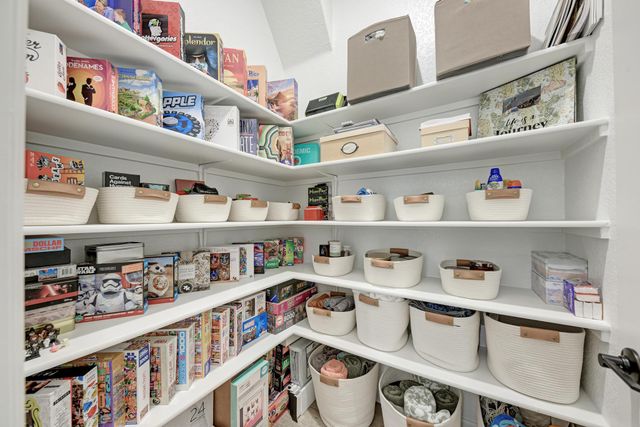 210 Mangold DR, Hutto, TX 78634