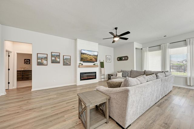 210 Mangold DR, Hutto, TX 78634