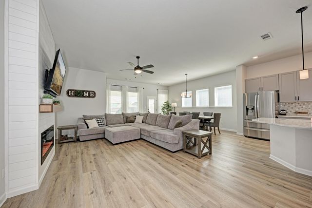 210 Mangold DR, Hutto, TX 78634