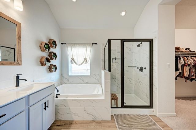 210 Mangold DR, Hutto, TX 78634