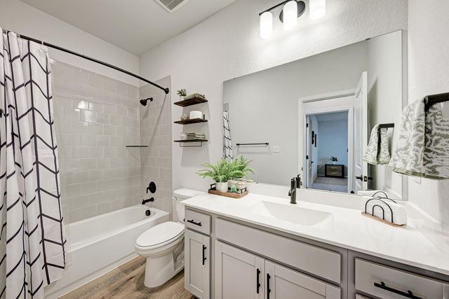 210 Mangold DR, Hutto, TX 78634