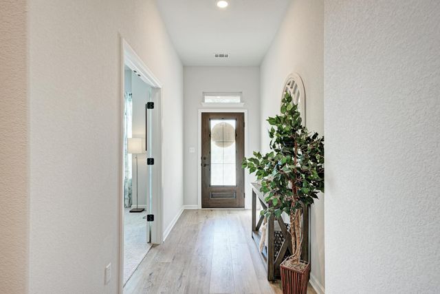 210 Mangold DR, Hutto, TX 78634