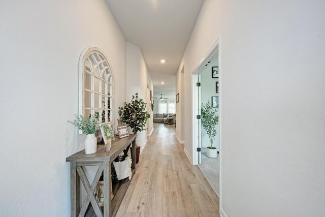 210 Mangold DR, Hutto, TX 78634