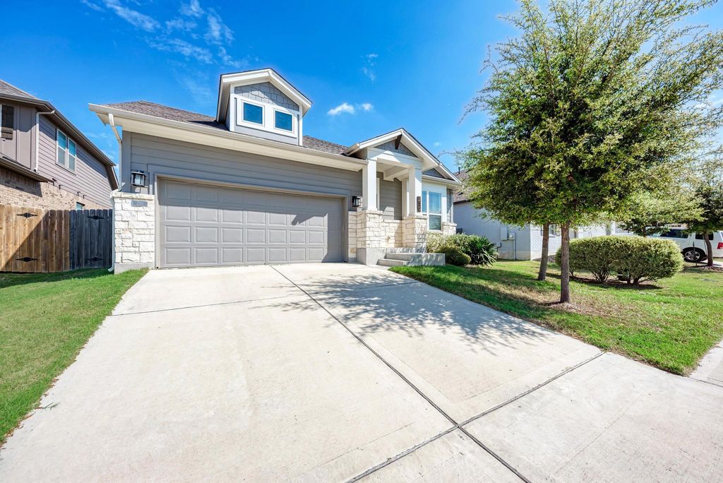 210 Mangold DR, Hutto, TX 78634