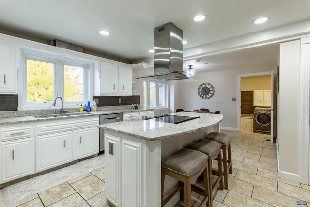 3909 RIDGEMOOR DR, Rapid City, SD 57702