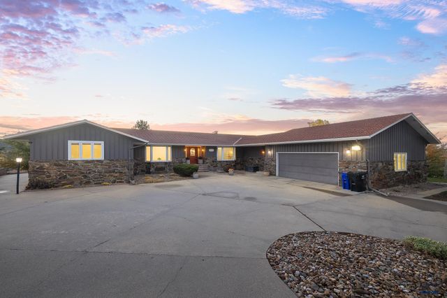 3909 RIDGEMOOR DR, Rapid City, SD 57702