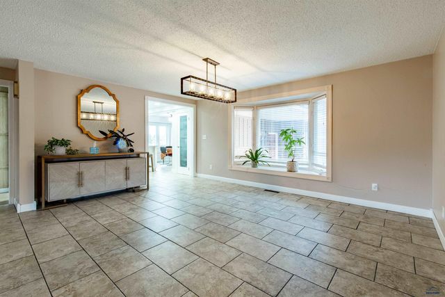 3909 RIDGEMOOR DR, Rapid City, SD 57702