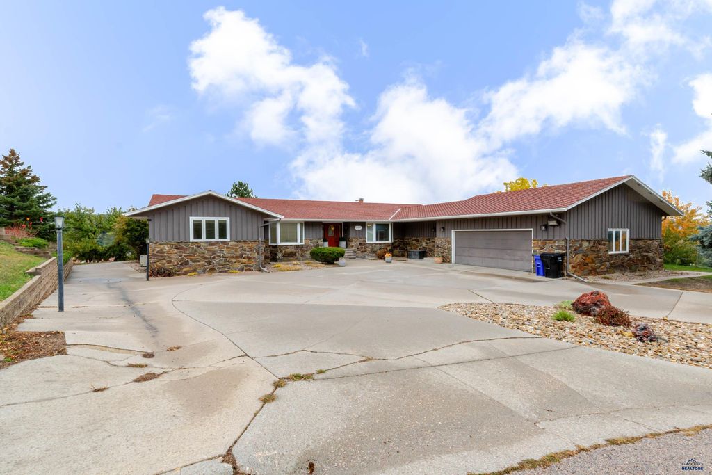 3909 RIDGEMOOR DR, Rapid City, SD 57702