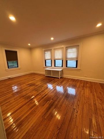 44 Oakwood Road 1E, Huntington, NY 11743