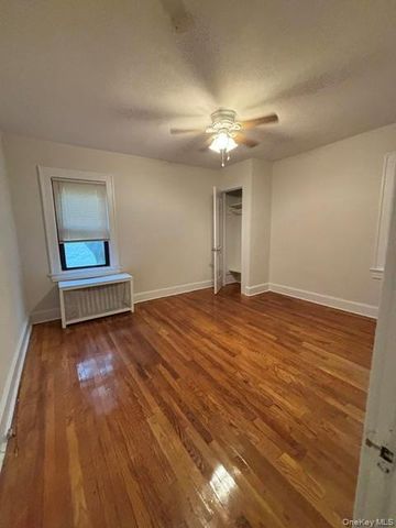 44 Oakwood Road 1E, Huntington, NY 11743