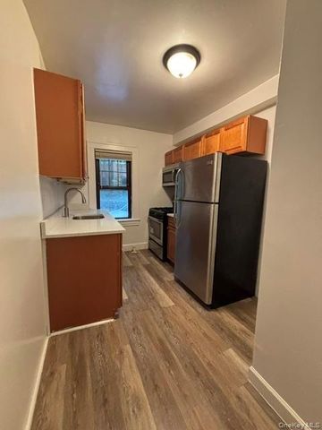 44 Oakwood Road 1E, Huntington, NY 11743