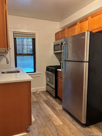 44 Oakwood Road 1E, Huntington, NY 11743