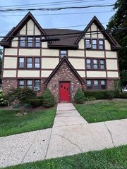 44 Oakwood Road 1E, Huntington, NY 11743