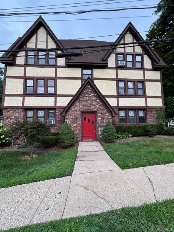 44 Oakwood Road 1E, Huntington, NY 11743