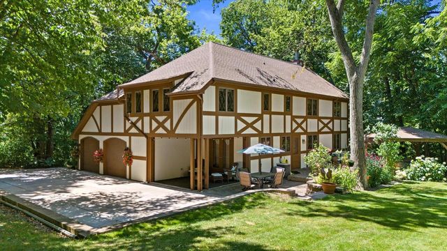 S68W17886 East DRIVE, Muskego, WI 53150