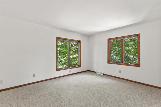 S68W17886 East DRIVE, Muskego, WI 53150