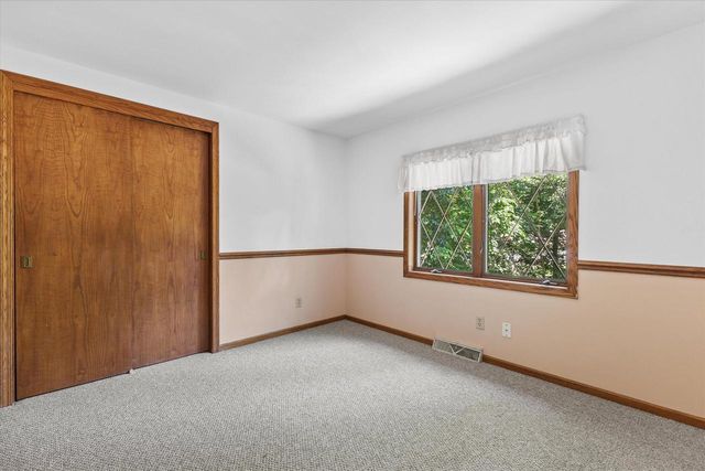 S68W17886 East DRIVE, Muskego, WI 53150