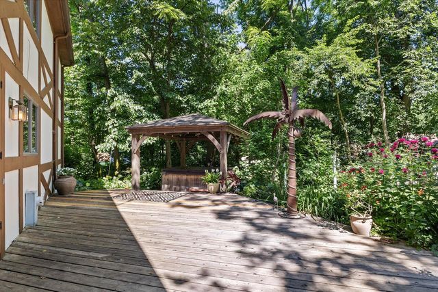 S68W17886 East DRIVE, Muskego, WI 53150