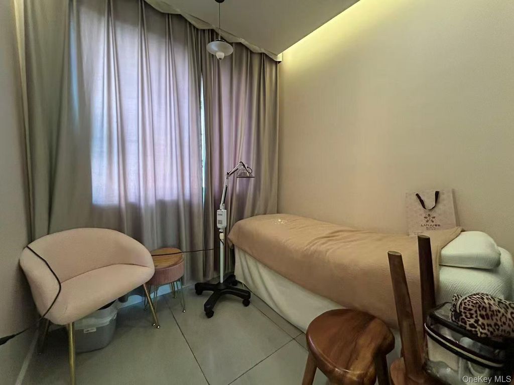 39-10 main st 306, Flushing, NY 11354 — photo 3