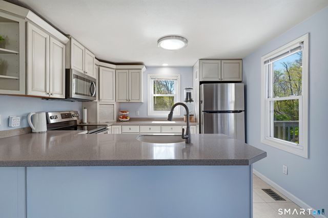 1 Highview Terrace, Ledyard, CT 06339