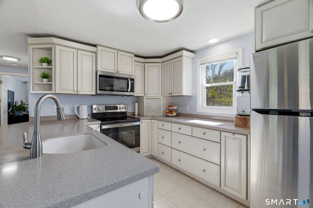 1 Highview Terrace, Ledyard, CT 06339