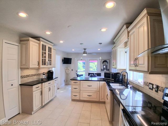 37814 Avon Lane, Farmington Hills, MI 48331